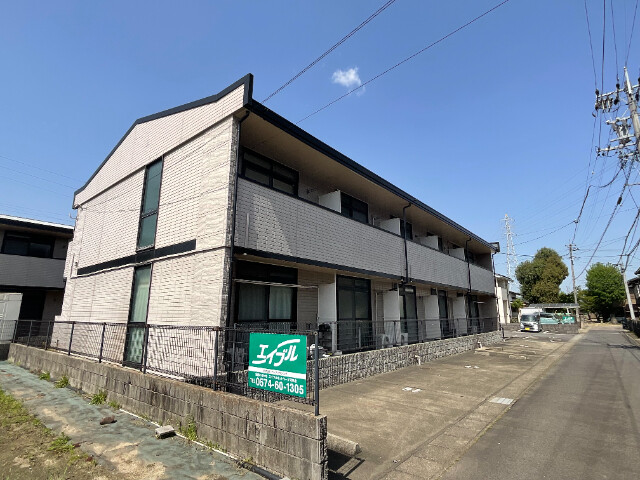 可児市川合北のアパートの建物外観