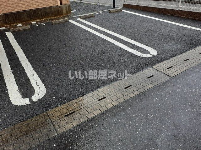 【守谷市中央のマンションの駐車場】