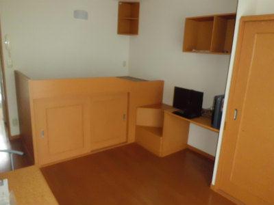 居室・リビング　メイプルカラーで統一された室内。