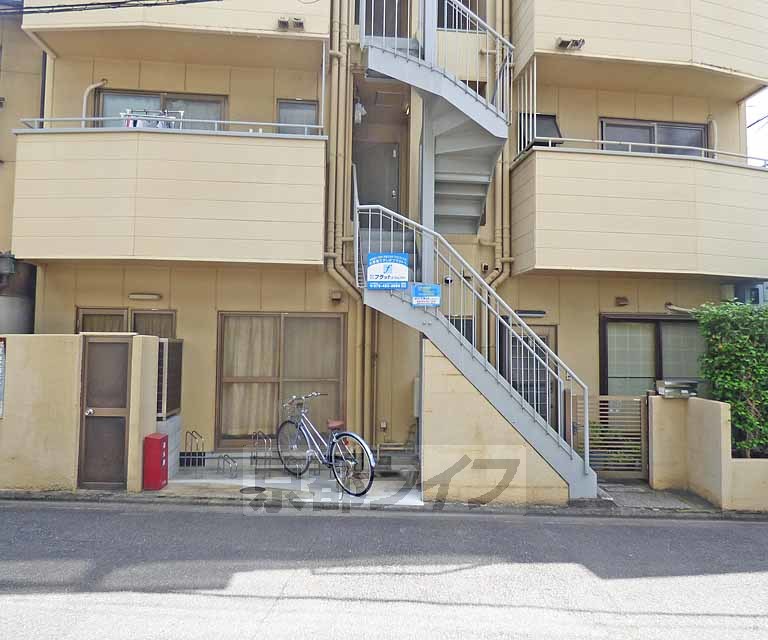 【京都市北区出雲路松ノ下町のマンションのエントランス】