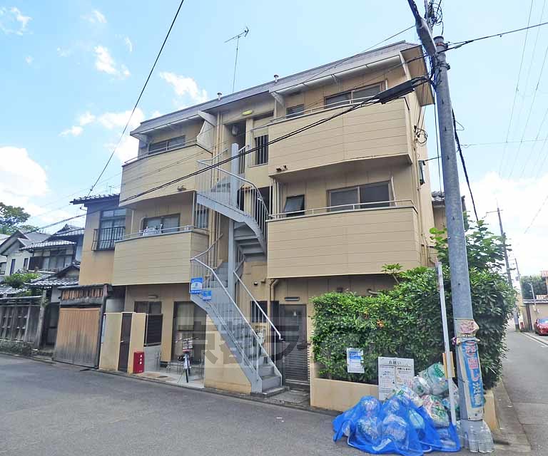 京都市北区出雲路松ノ下町のマンションの建物外観