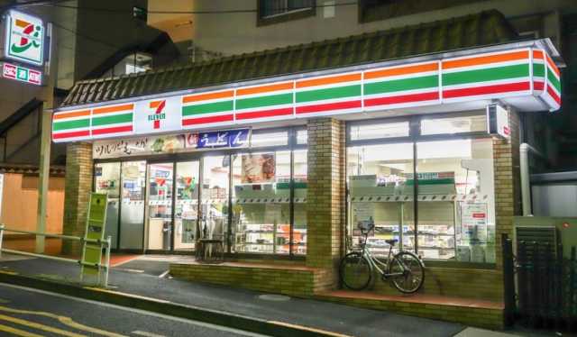 【新宿区若松町のマンションのコンビニ】