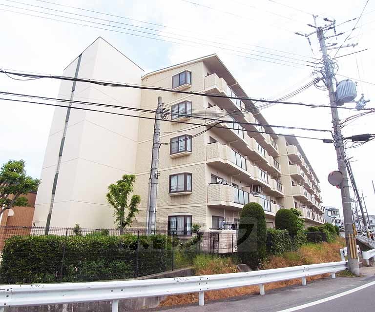 京都市伏見区久我森の宮町のマンションの建物外観