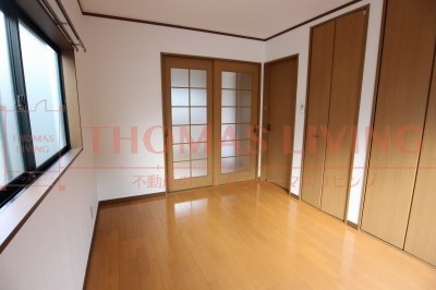 その他　二つのベッドルームは、ガラスの戸で仕切られています。