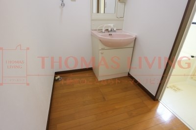 セキュリティ　洗面所は広く、使い勝手に優れています。