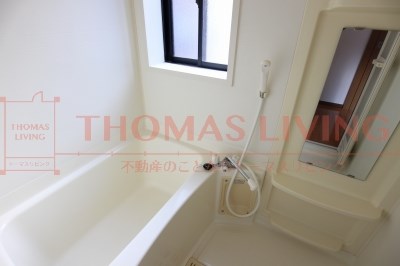 バス・シャワールーム　窓があるので、明るさと清潔感を感じられます。