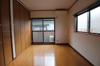 その他部屋・スペース　ベッドルームには二面に窓があり、明るさは十分です。