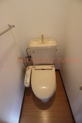 トイレ　ウォシュレット付き。