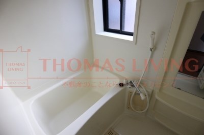 その他設備　鏡の前には、小物の整理に便利な棚があります。