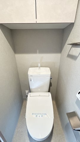 トイレ　収納が多く、ゆったりとした空間のトイレです