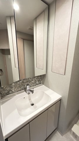 洗面設備　収納スペースも豊富な洗面所です