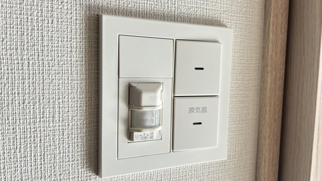 玄関　人感センサー