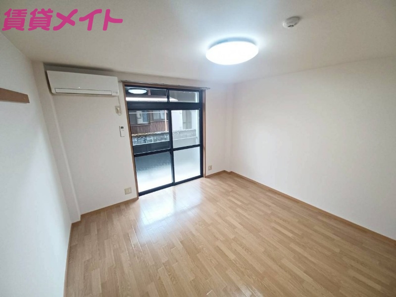 居室・リビング　同物件別室画像