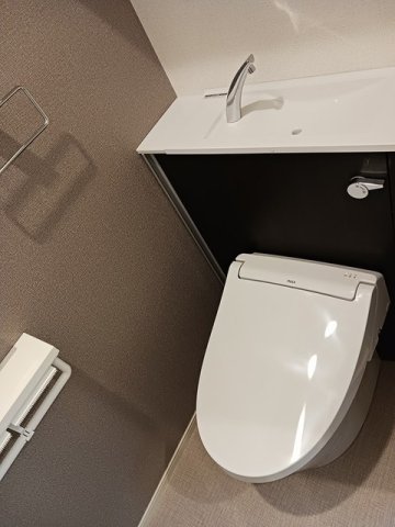 トイレ　落ち着いた色調のトイレです