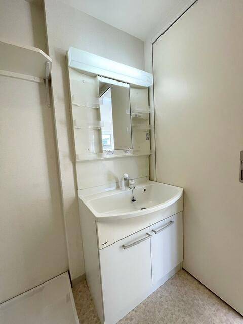 洗面設備　人気な独立洗面台です