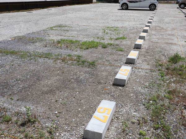 駐車場　駐車場に車を止められます