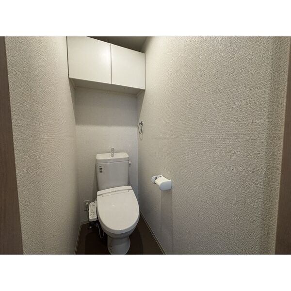 トイレ　※同タイプ部屋の３０３号室にて撮影しております。