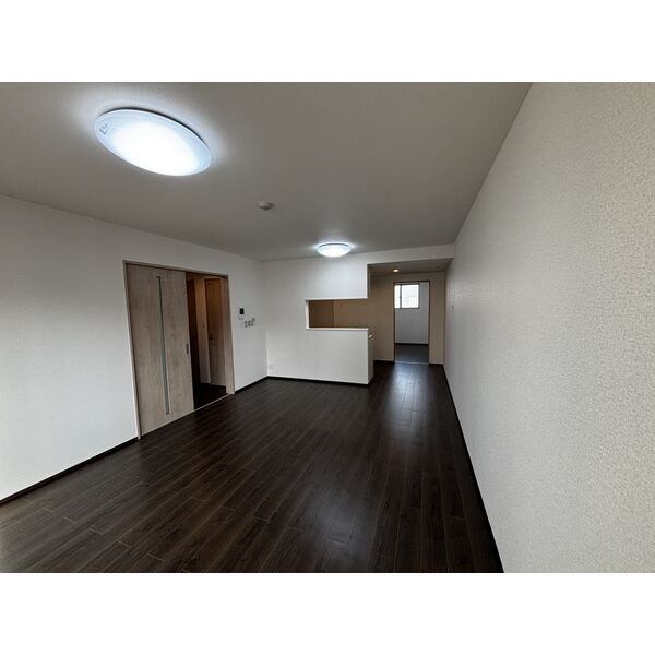 居室・リビング　※同タイプ部屋の３０３号室にて撮影しております。