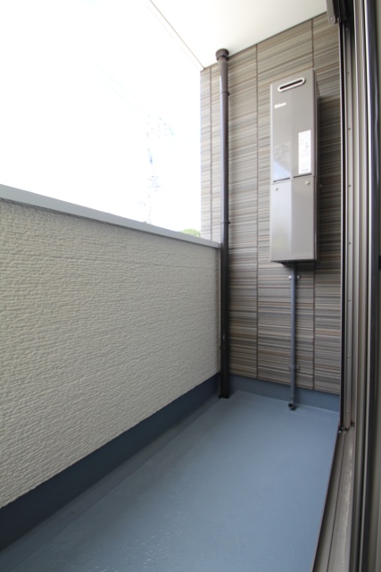 バルコニー　同物件、別号室のものです。