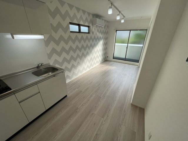 居室・リビング　同物件、別号室のものです。