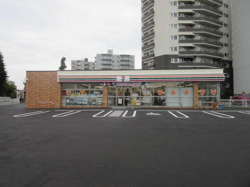 コンビニ　セブンイレブン札幌厚別中央3条店（コンビニ）まで297m