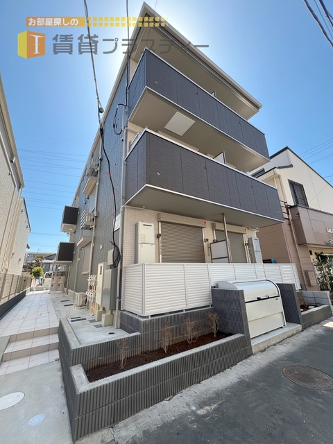 建物外観　お近くにコンビニ・スーパー揃っています。