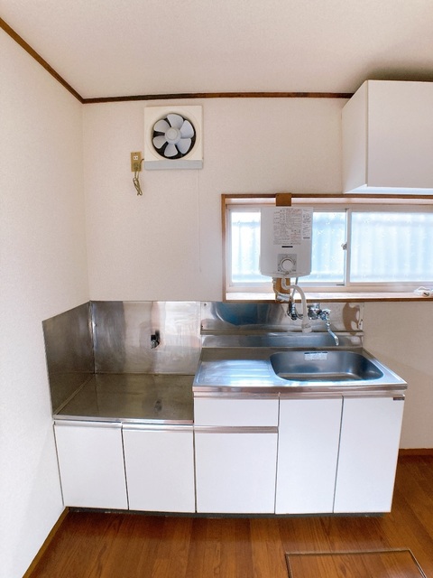 キッチン　※補修前の参考画像の為、設備等は現況優先。