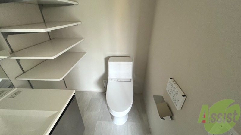 トイレ　トイレです。温水洗浄付きで、上部には棚があります。