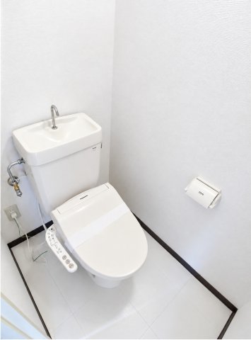 東京メトロ東西線 南行徳駅 徒歩18分 9階建 築44年のトイレ写真