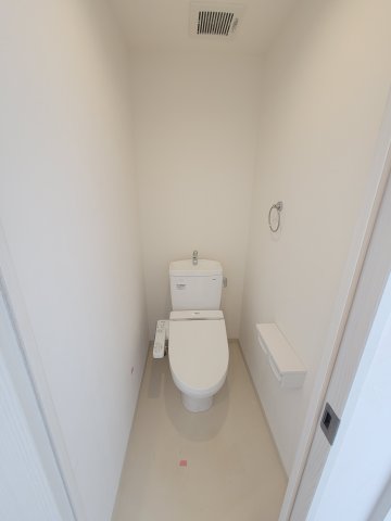 トイレ　※同タイプの写真となり、実際のお部屋とは異なる場合があります