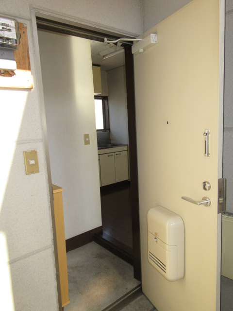 玄関　玄関から居室が見えないような造りになっています