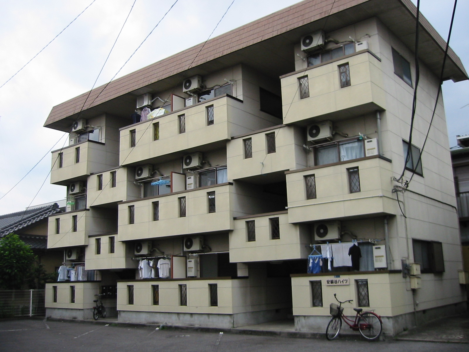 建物外観　マンションタイプのお部屋。間取りは反転タイプです