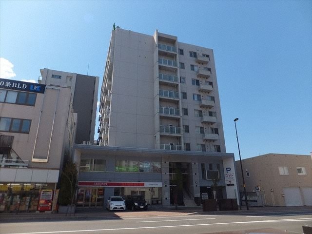 札幌市北区北二十条西のマンションの建物外観