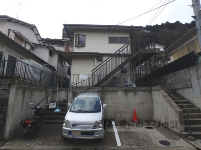 京都市山科区北花山大峰町のアパートの建物外観