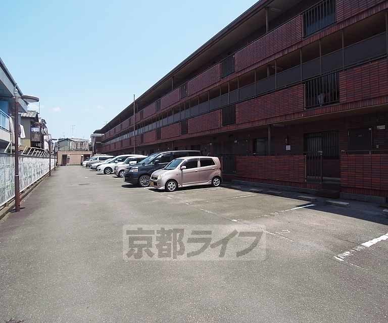 【京都市伏見区向島津田町のマンションの駐車場】