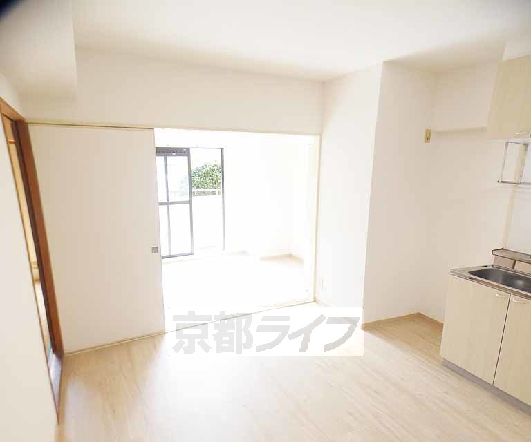 居室・リビング　落ち着いた雰囲気のお部屋です