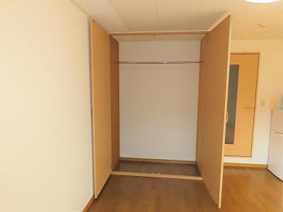 収納　居間に大きい収納スペースがあります