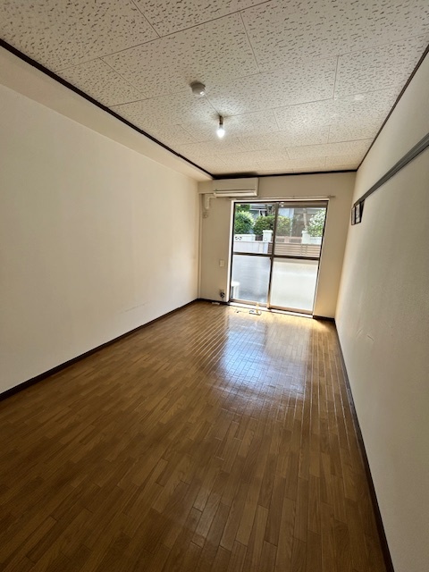 クレッセント椎名町2号棟の居間写真
