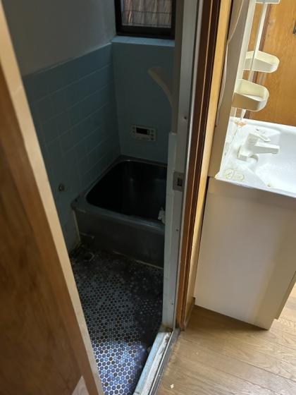 バス・シャワールーム　リフォーム前の写真です。