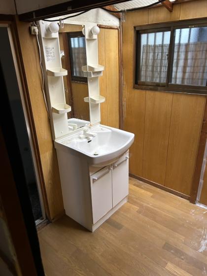 洗面設備　リフォーム前の写真です。