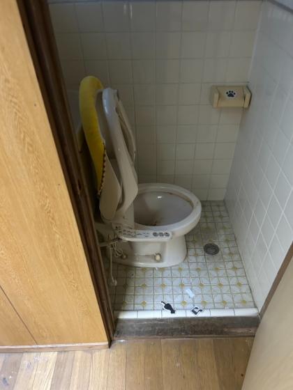 トイレ　リフォーム前の写真です。