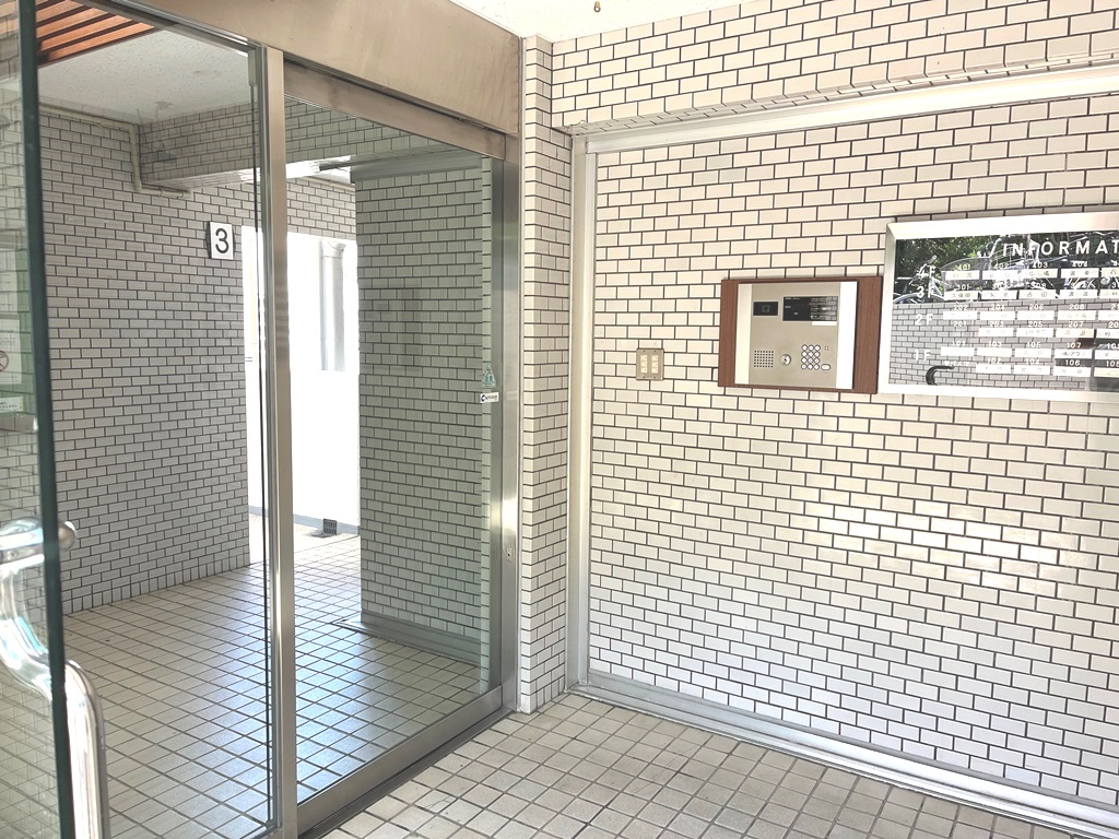 【川崎市多摩区枡形のマンションのエントランス】