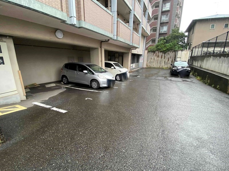 【北九州市戸畑区中原西のマンションの駐車場】