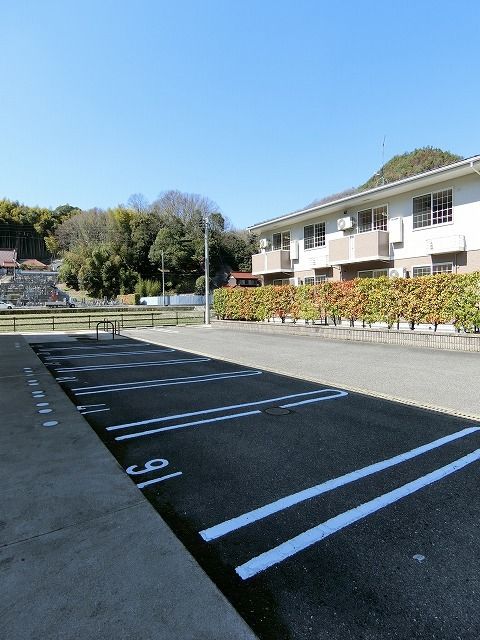 【三原市高坂町真良のアパートの駐車場】