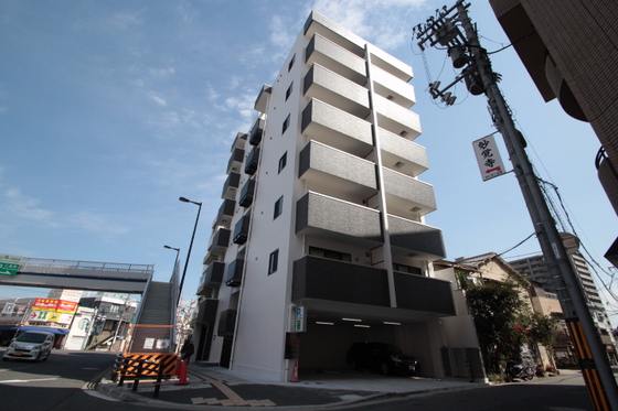 広島市東区東蟹屋町のマンションの建物外観