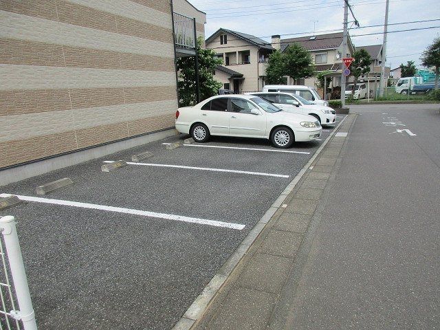 【本庄市緑のアパートの駐車場】