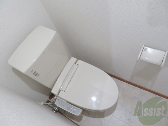トイレ　ウォシュレット機能がついたトイレです。安心して使用できますね