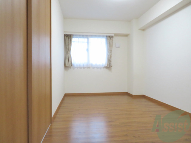 その他部屋・スペース　寝室には窓があるので、朝の目覚めが良さそうです。