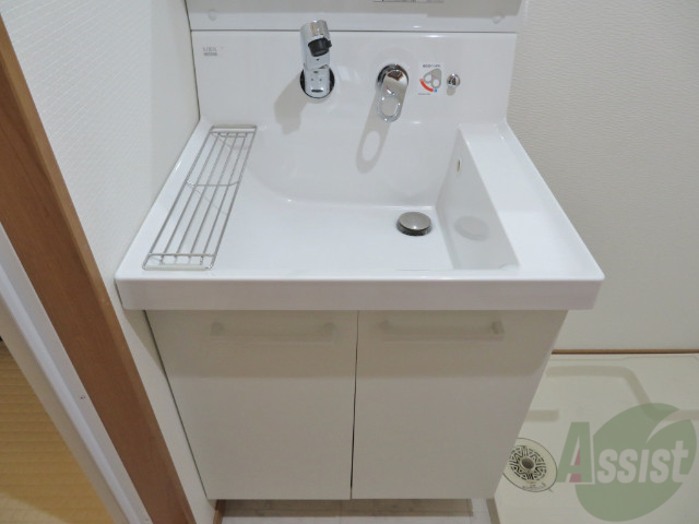 洗面設備　独立洗面台。朝の身支度はここでばっちり決めましょう。