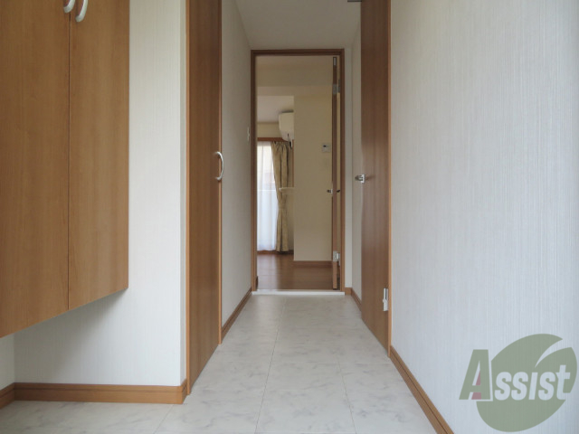 玄関　こちらが玄関です。何足か靴を置いておけそうです。